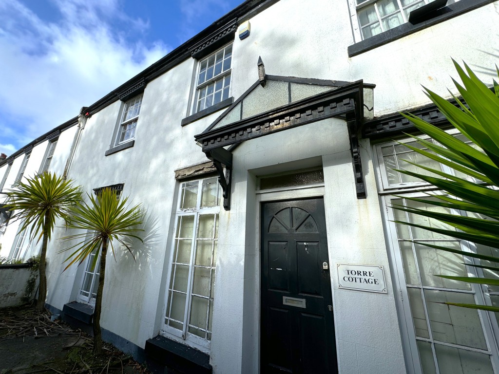 Lot: 199 - ELEVEN-UNIT LICENSED HMO IN CENTRAL LOCATION - Front entrance
